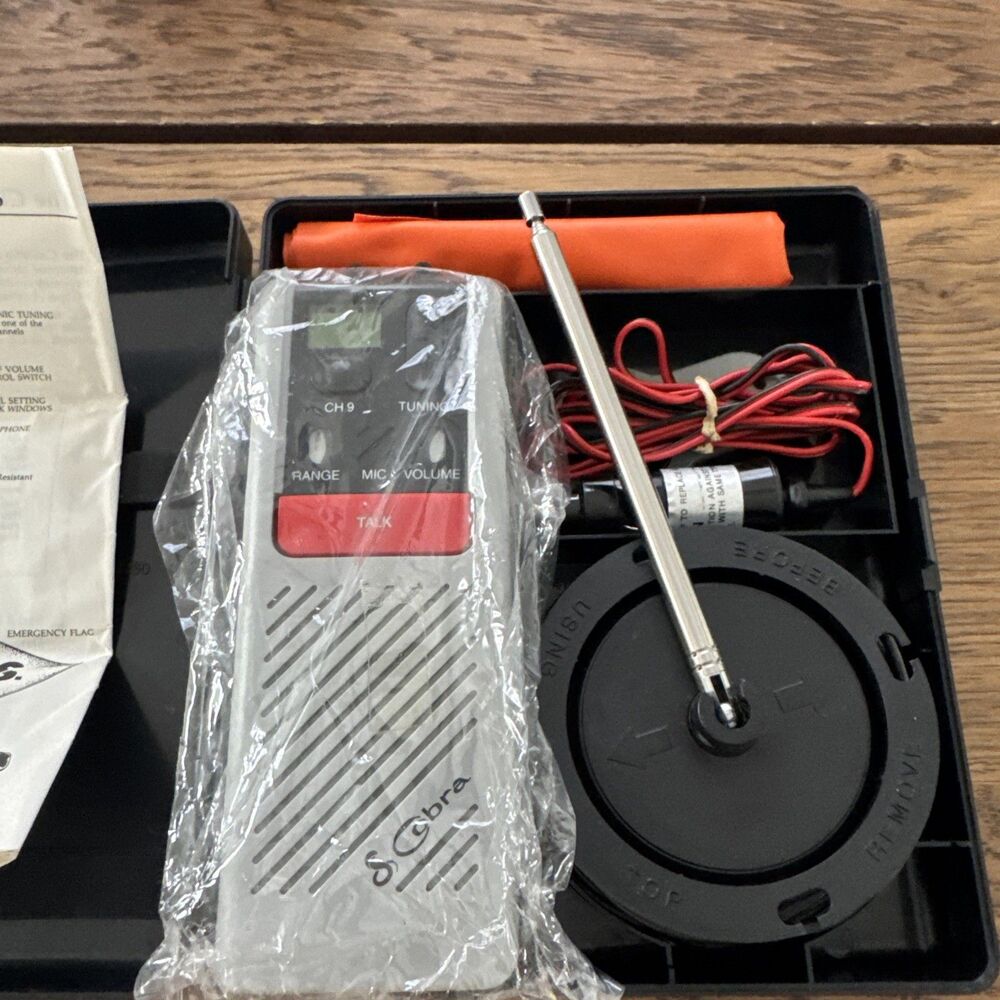 COBRA Model 39 Plus 40Ch S.O.S. Emergency CB Radio TESTED- W/ Case Cords Antenna